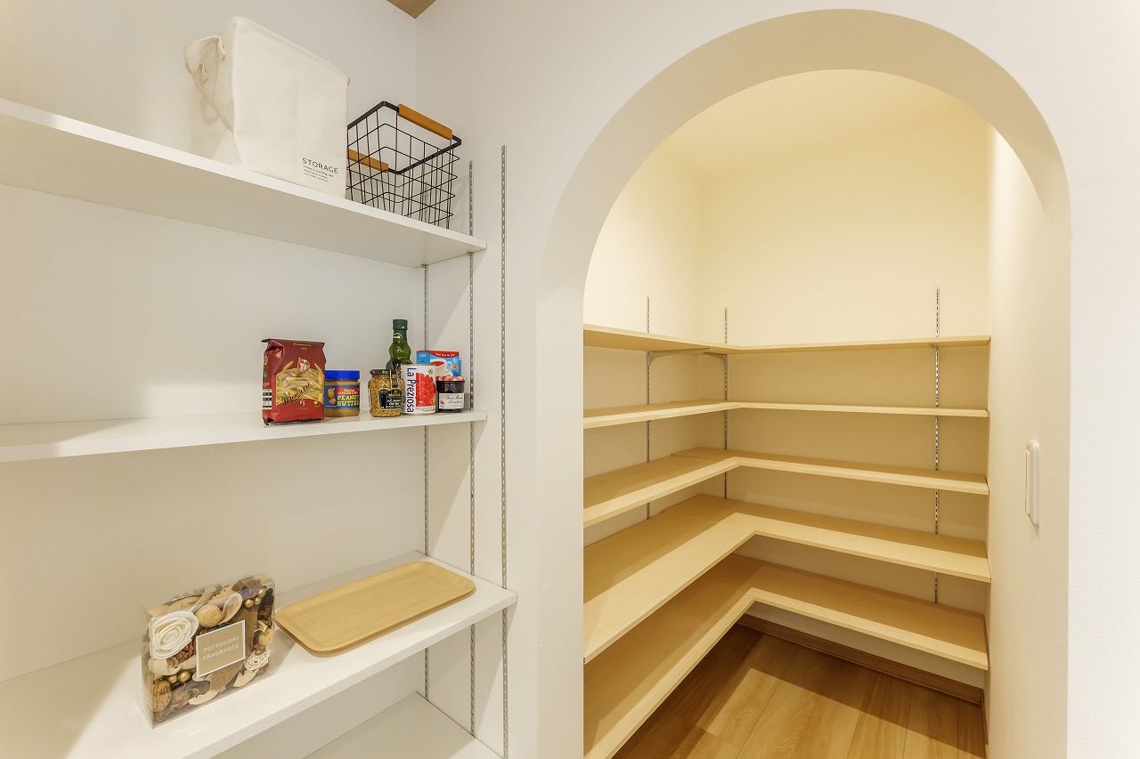 たっぷり収納できるパントリー付き