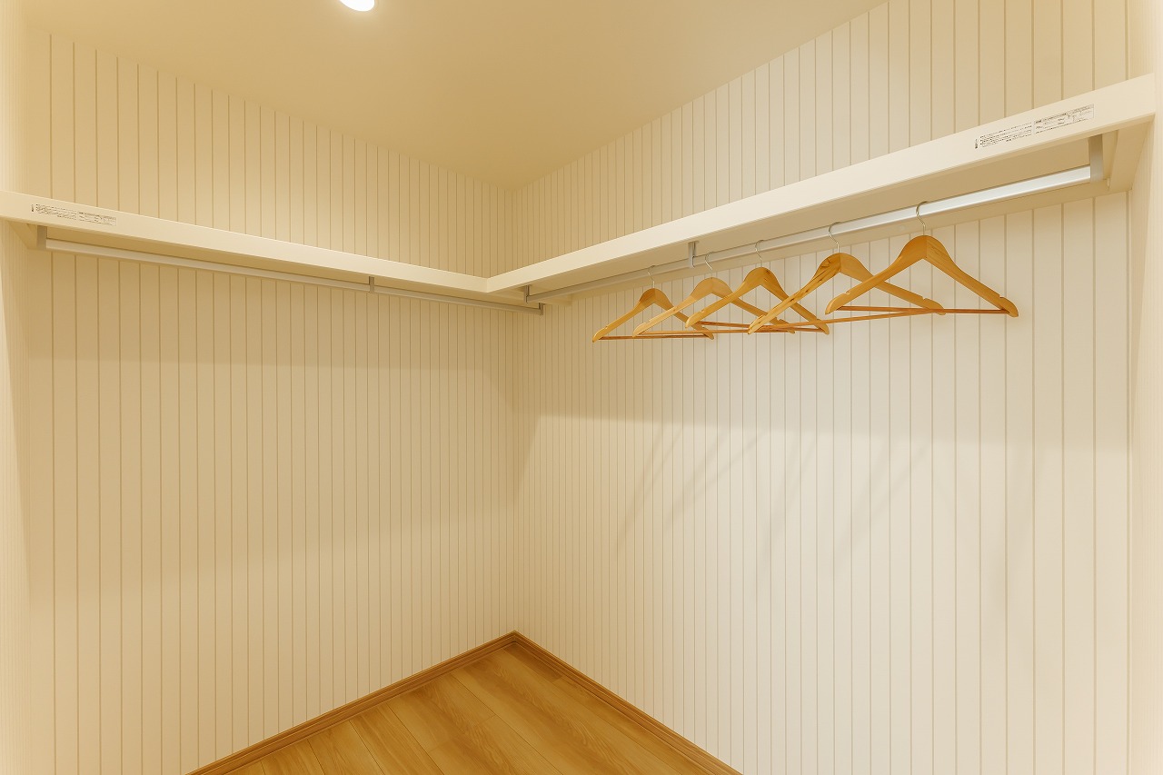 物も服も収まる、頼れる収納力のファミリークローゼット